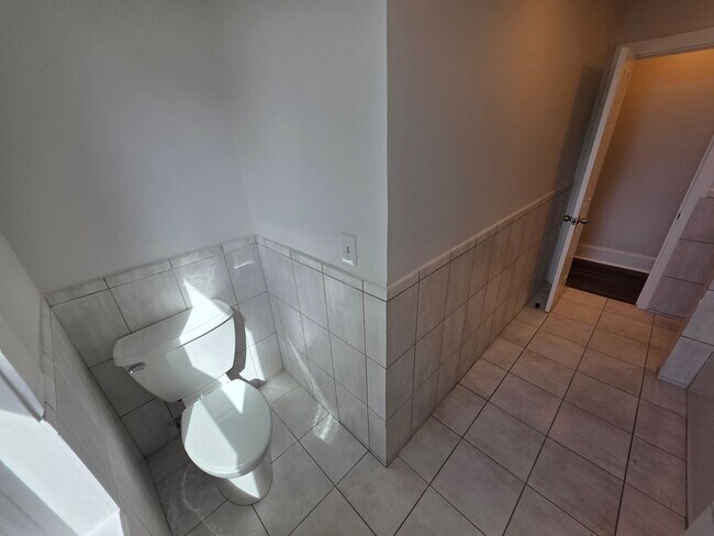 Building Photo - Newly Renovated 2 Bedroom Apartment - Poug...