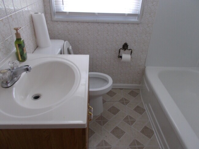 Building Photo - 3221 Wallford Dr