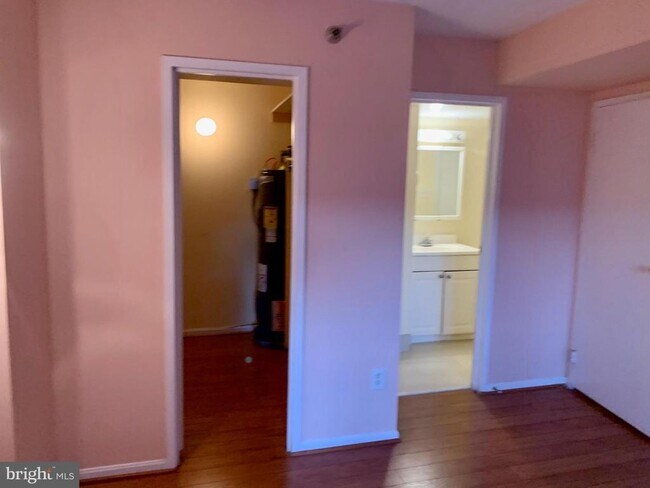 Building Photo - 7401 Westlake Terrace