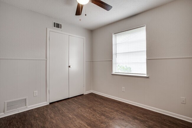 Building Photo - Cozy 3BD Home with Functional Features and...
