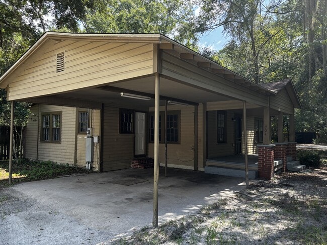 Building Photo - 704 N Main St