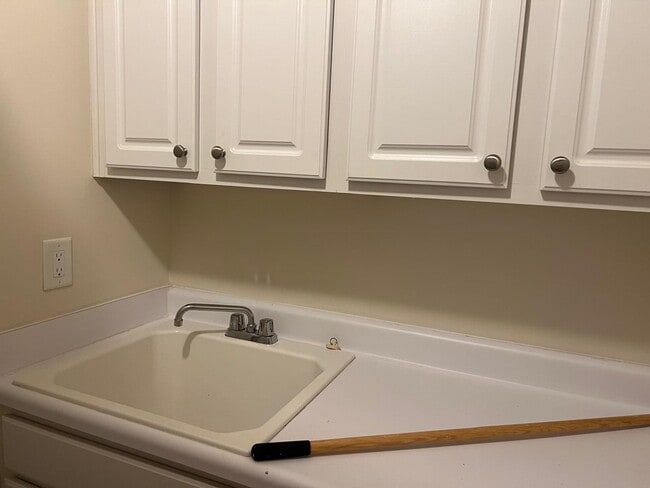 Building Photo - 2121 Chipley Dr