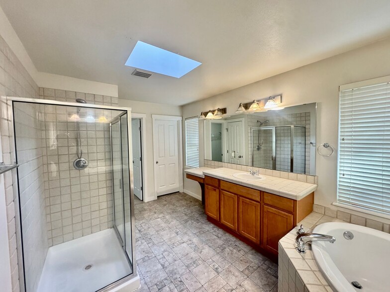 Building Photo - Sammamish Home.....