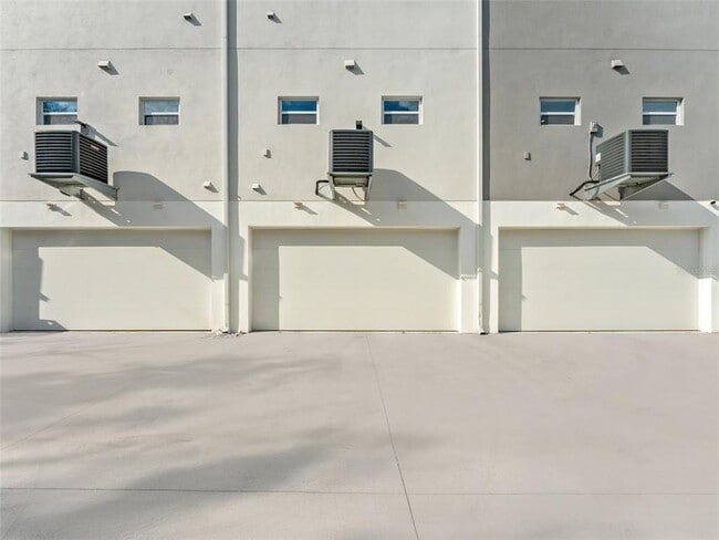 Building Photo - 102 W Adalee St