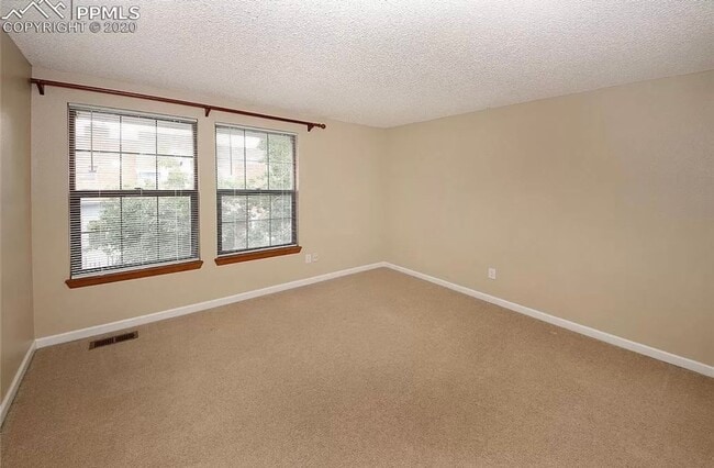 Building Photo - Three Bedroom Townhome with Pool