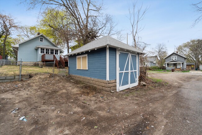 Building Photo - 1809 Maplewood Ave