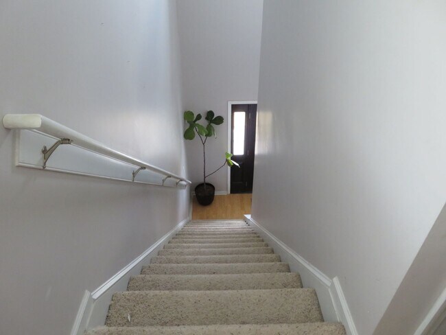 Building Photo - Prestigious 3 Bedroom Home!!!