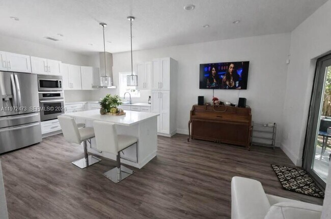 Building Photo - 718 SE 12th Ter