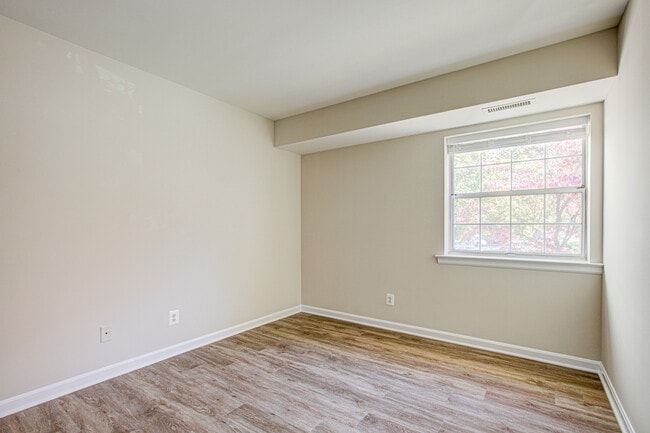 Building Photo - 5924 Cove Landing Rd