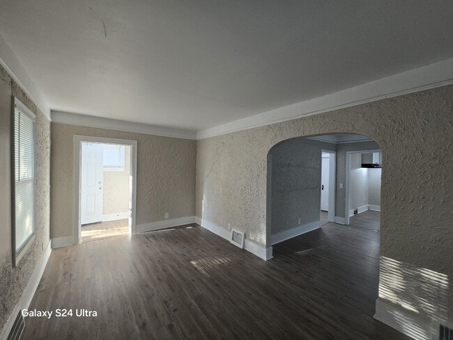 Building Photo - Beautifully Renovated 3-Bedroom Home – We ...