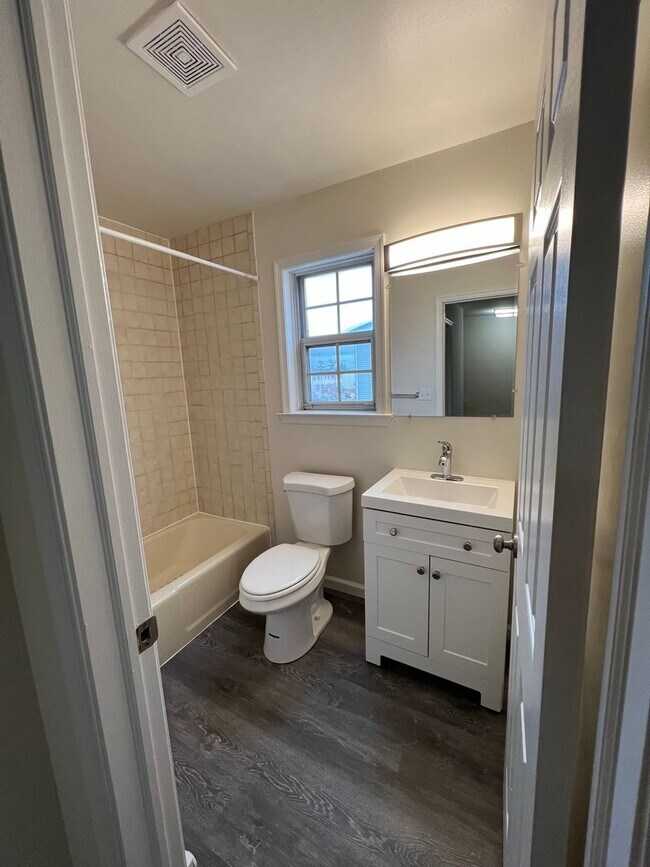 Building Photo - 3BR Townhome - Northampton School District