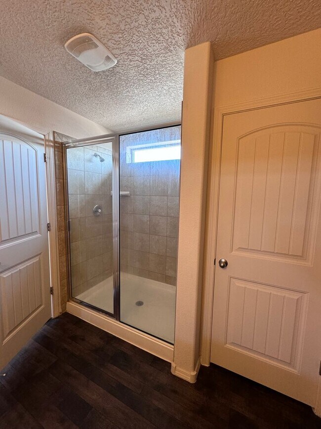 Building Photo - 4 bed home available now!