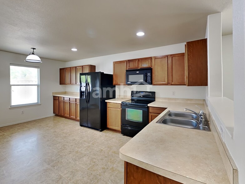 Building Photo - 110 Daisy Dr