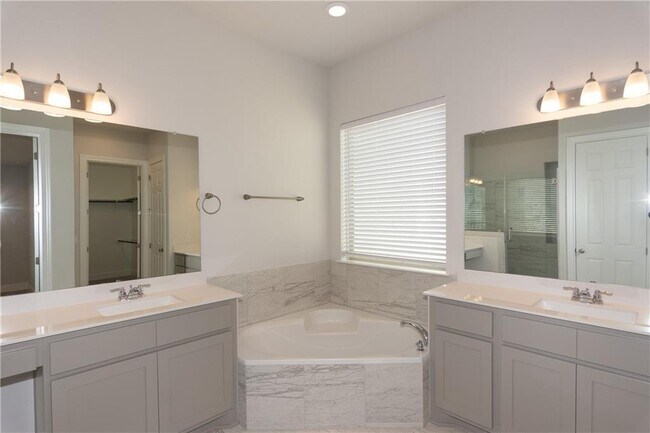 Building Photo - 3300 Scenic Valley Dr