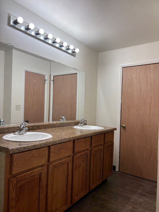 Building Photo - 4401-4407 Eastridge Dr
