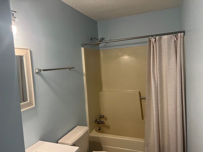 Building Photo - UPDATED 2 BEDROOM TOWNHOUSE WITH COMMUNITY POOL