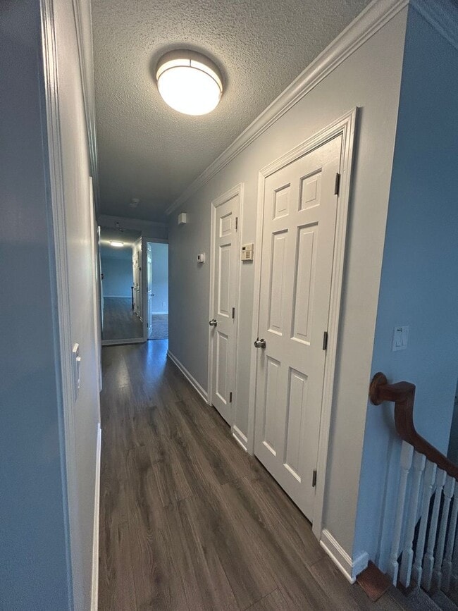 Building Photo - Large 4 bedroom 3 bathroom house in the he...