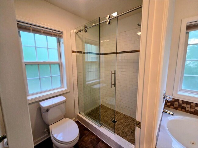 Building Photo - 3060 Glen Wallace Dr