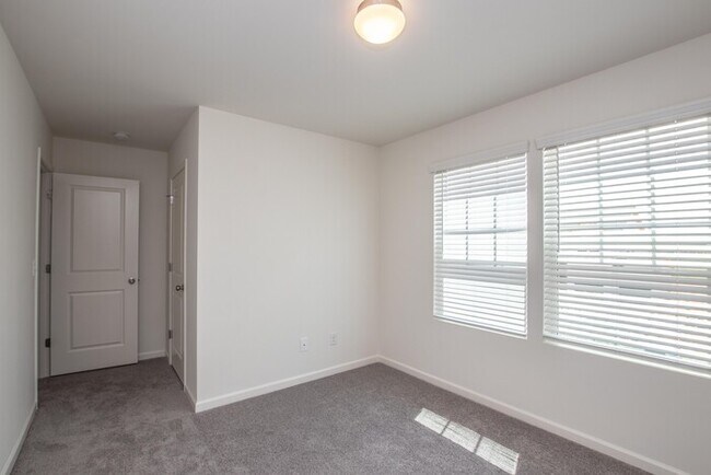 Building Photo - BEAUTIFUL 4 bedroom Single Family Home for...