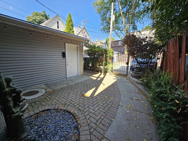 Building Photo - 1140 W Barry Ave