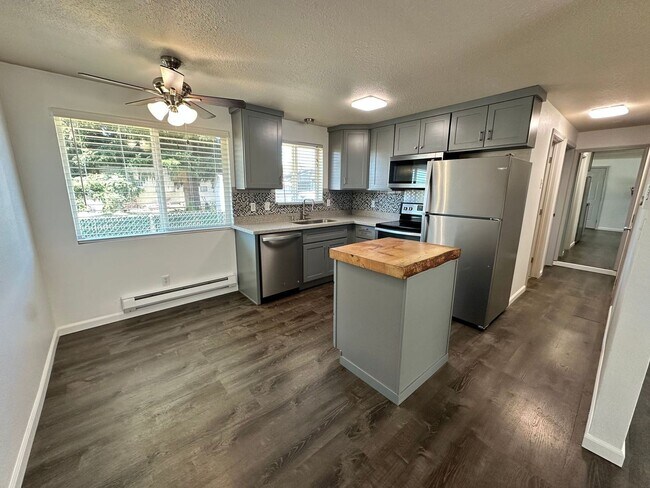 Building Photo - upgraded 2 bedroom 1 bath condo in downtow...