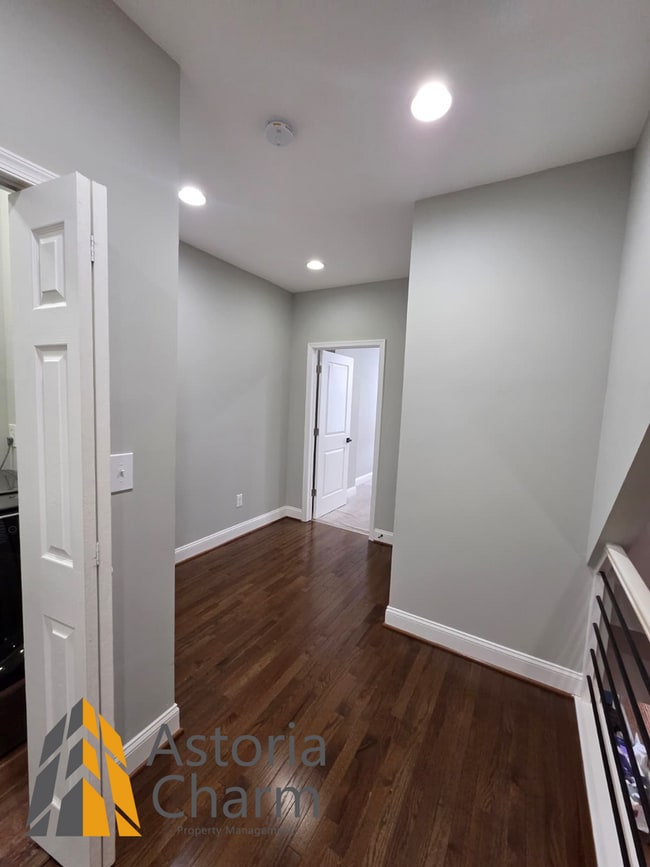 Building Photo - 4 Bedroom Rowhome with Loft Style Primary Suite and Finished Basement