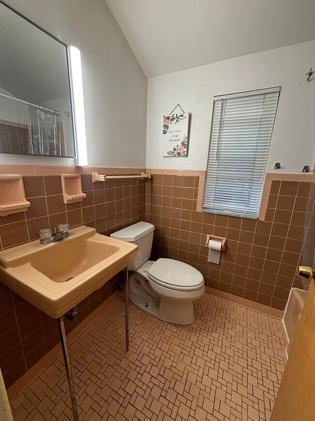 Building Photo - Beautifully Updated 4-Bedroom Home in Mt. Lebanon!