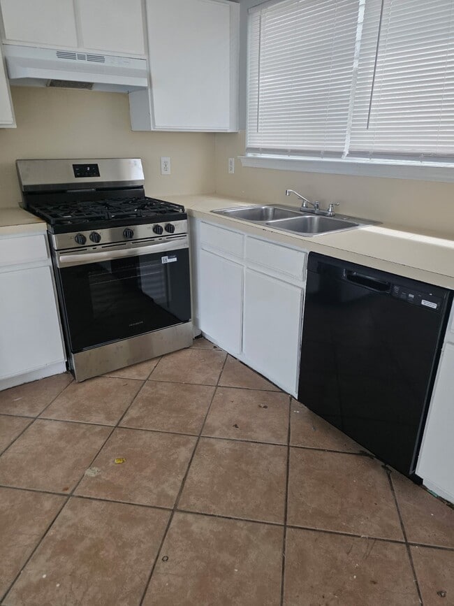 Building Photo - 15850 E Park Ct