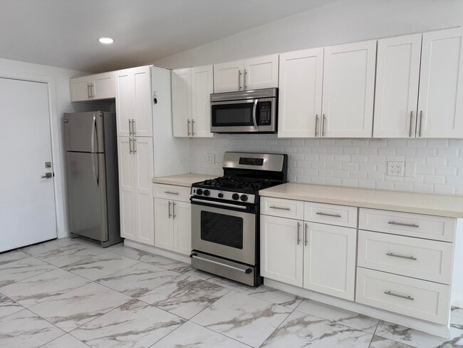 Building Photo - 12811 Catalpa Ave