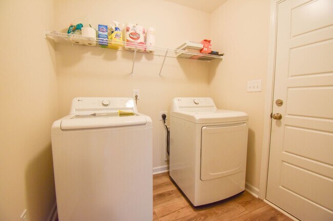 Building Photo - 3 Bedroom 2.5 Bathroom- Built in 2024!