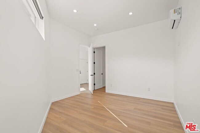 Building Photo - 257 S Park View St