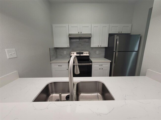 Building Photo - 7093 N Holiday Dr