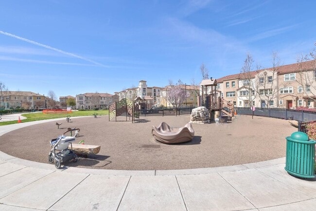 Building Photo - Milpitas Penthouse Condo 2 bed / 2 bath, m...