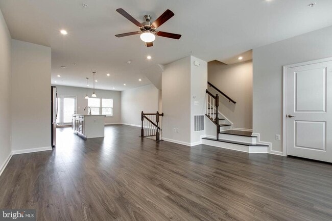 Building Photo - 7912 N Gladden Farm Way