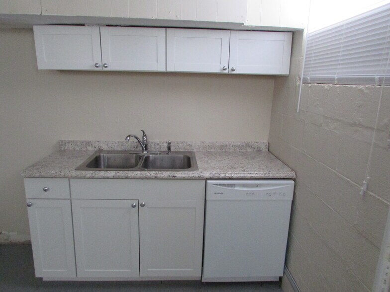 Building Photo - 2284 Hiawatha Park Dr