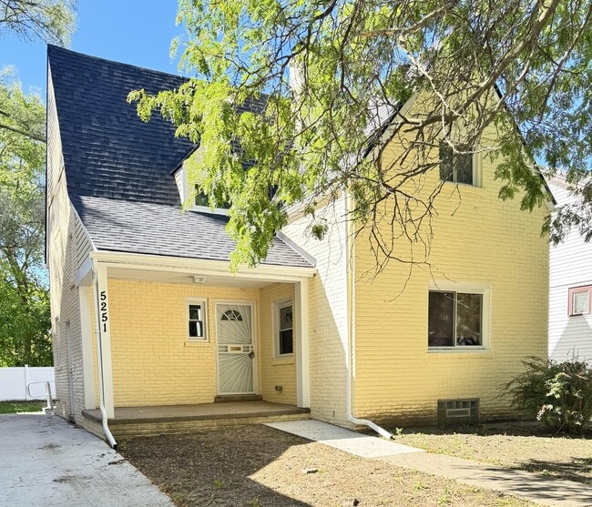 Building Photo - 5251 Lakeview St