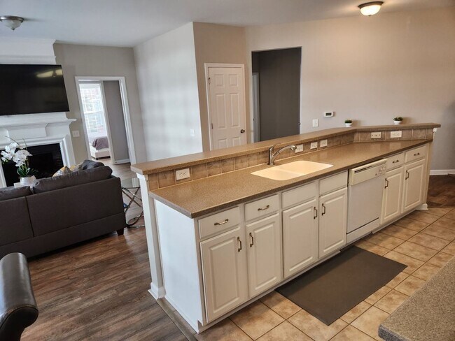 Building Photo - 3 Bedroom 2 Bathroom Condo in Belle Vista Gated Community