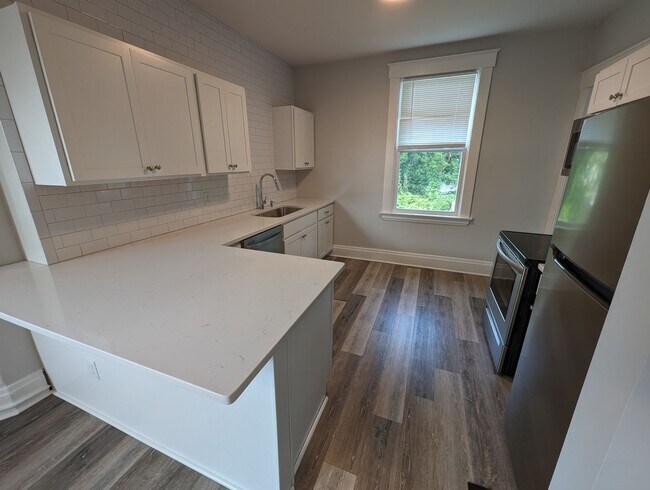 Building Photo - Beautiful Housing Convenient to Xavier Campus with Bonus Room
