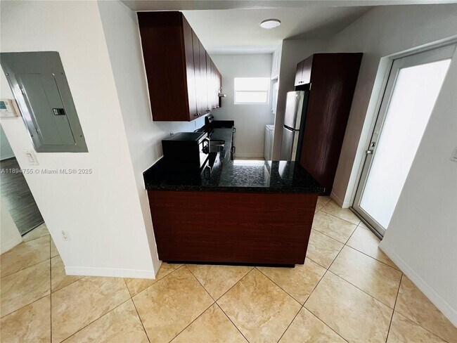 Building Photo - 946 Bay Dr