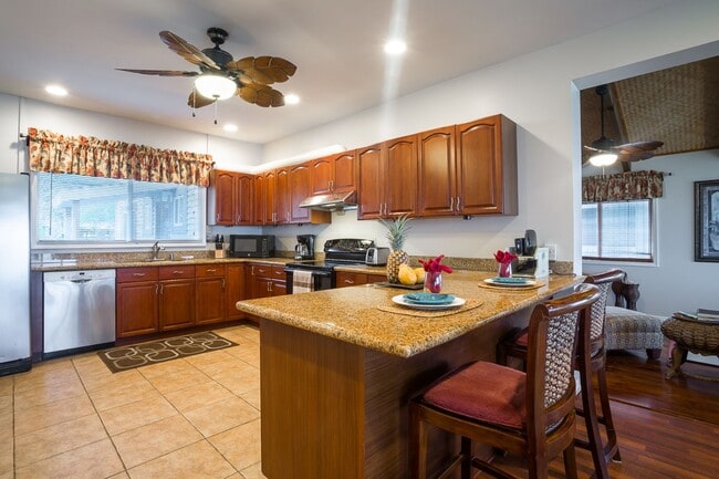 Building Photo - Welcome to this stunning 3-bedroom, 3-bathroom beachfront island oasis in the beautiful Hauula, HI.