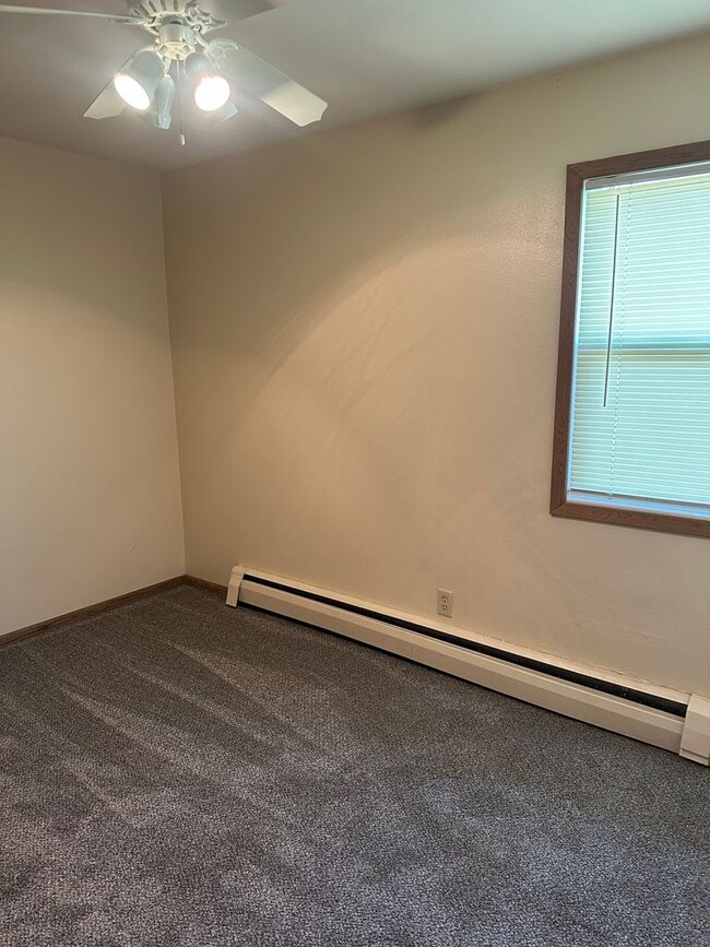 Building Photo - Forestview 2 Bedroom Upper Apartment FIRST...