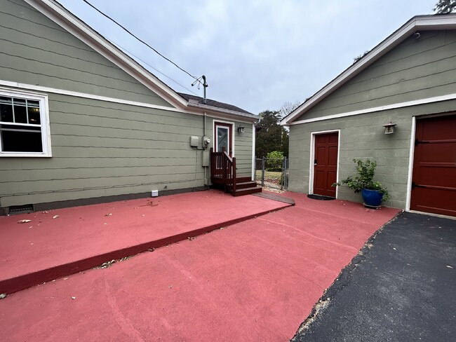 Building Photo - 3 Bed | 2 Bath Charmer | Detached Garage |...