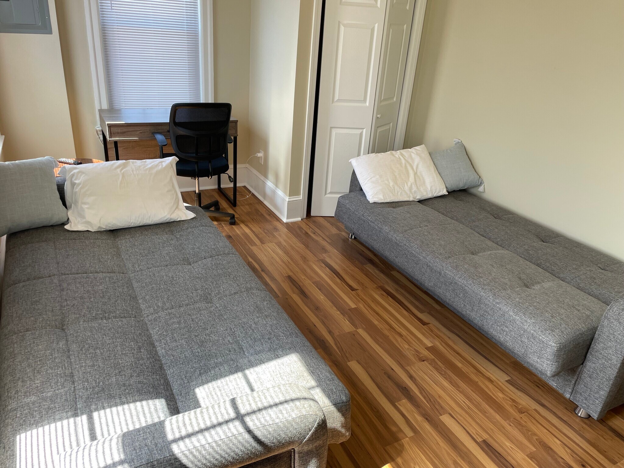 Building Photo - 600 Roxborough Ave