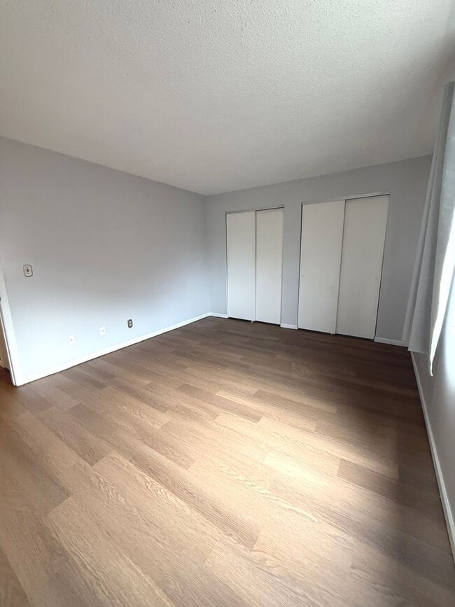 Building Photo - Updated Top-Floor 2 Bedroom Condo with Fir...