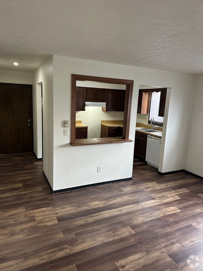 Building Photo - Immaculate Updated 1 & 2 Bedroom with 1 Bath