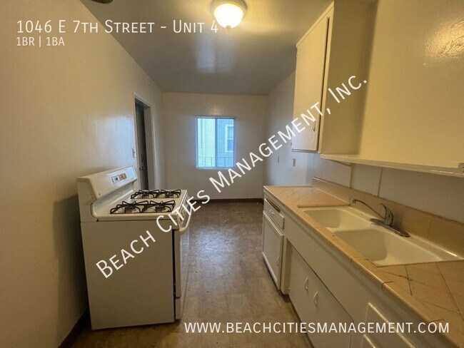 Building Photo - 1046 E 7th St