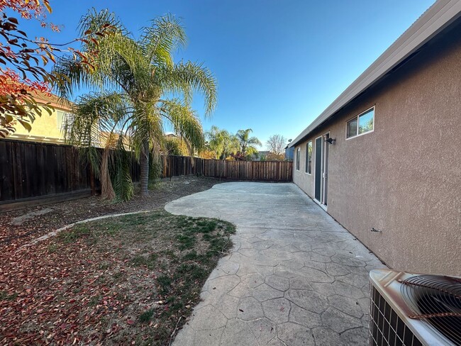 Building Photo - Gorgeous Open Single Story Floorplan  in t...