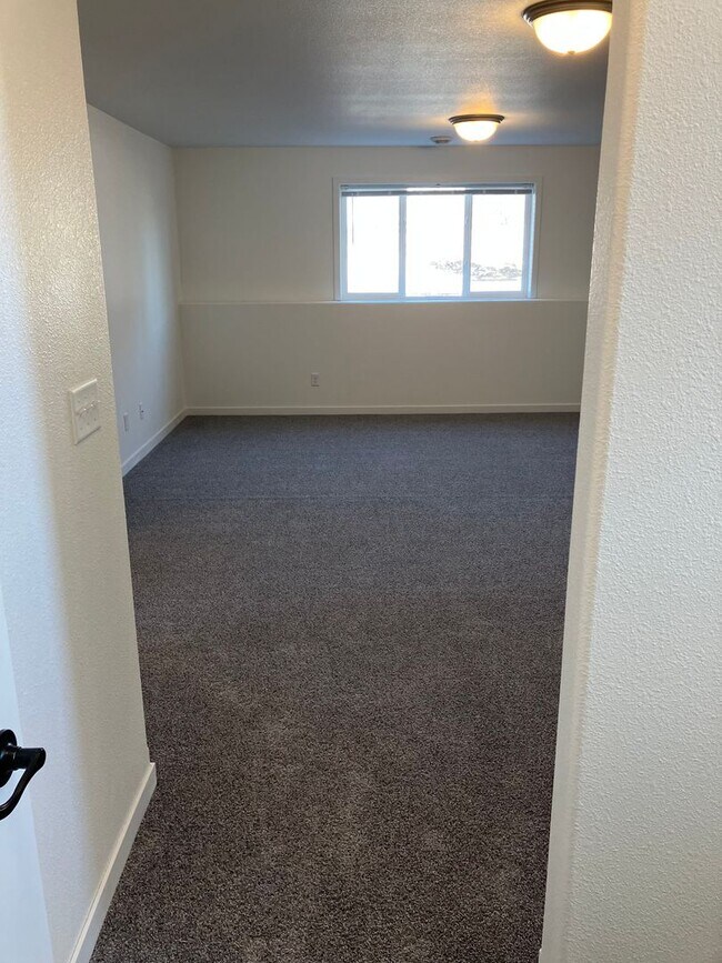 Building Photo - 4 Bed  3 Bath Twin Home