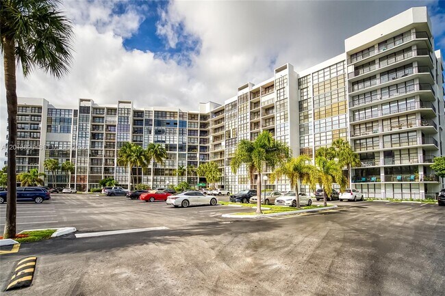 Building Photo - 800 Parkview Dr