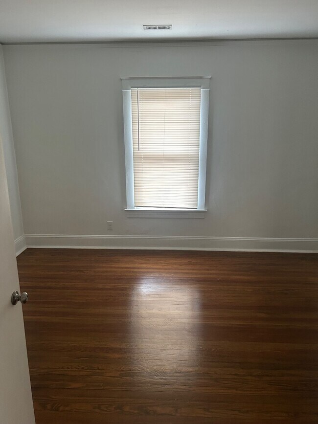 Building Photo - 2205 Mayflower Dr